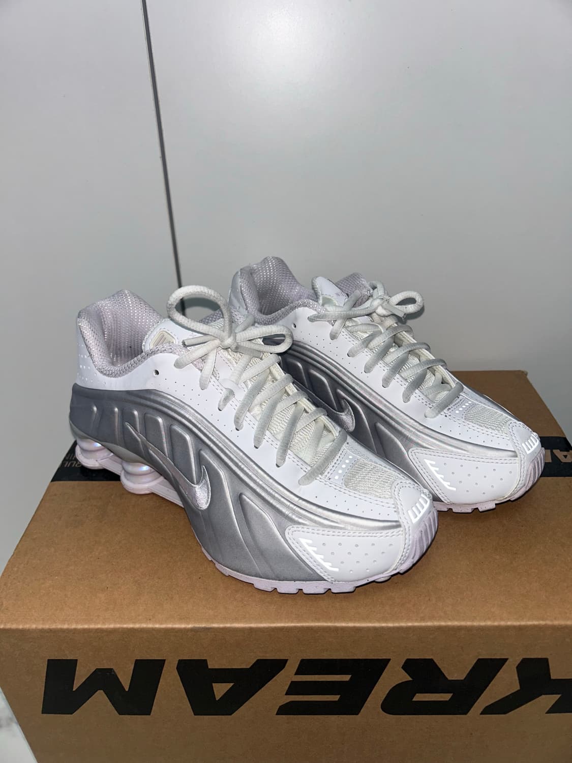 (W) 나이키 샥스 R4 화이트 앤 메탈릭 플래티넘 상품이미지1