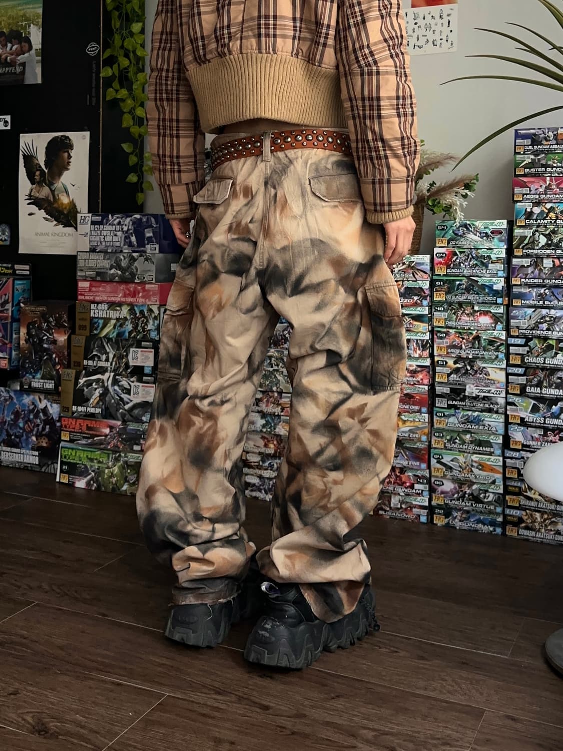 "Broken Glasses Pieces" 스프레이 카고 팬츠 상품이미지6