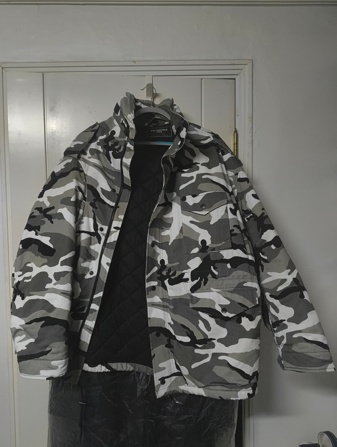 발렌시아가 오프숄더 오버사이즈 스노우 카모 파카 상품이미지2