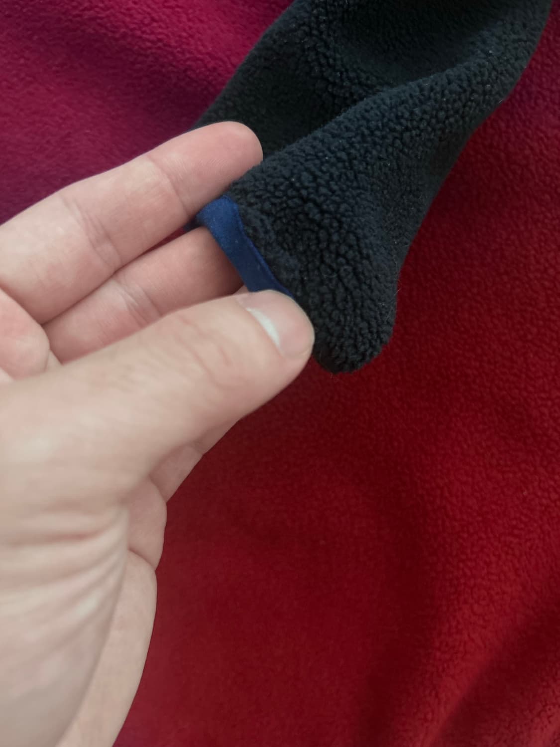 파타고니아 신칠라 라이트웨이트 풀오버 M 네이비/레드 켄달제너 착용 상품이미지4