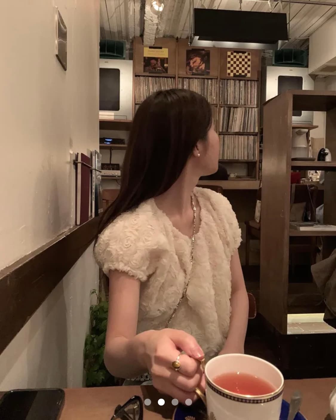 프릴리 로즈 퍼프 블라우스 상품이미지1