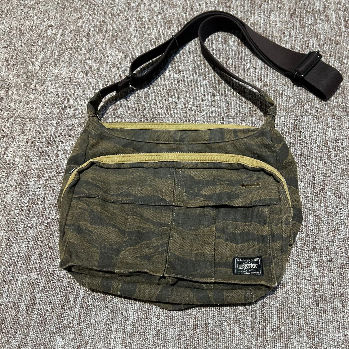 요시다 포터 타이거 카모 크로스백 70주년 P109 상품이미지2