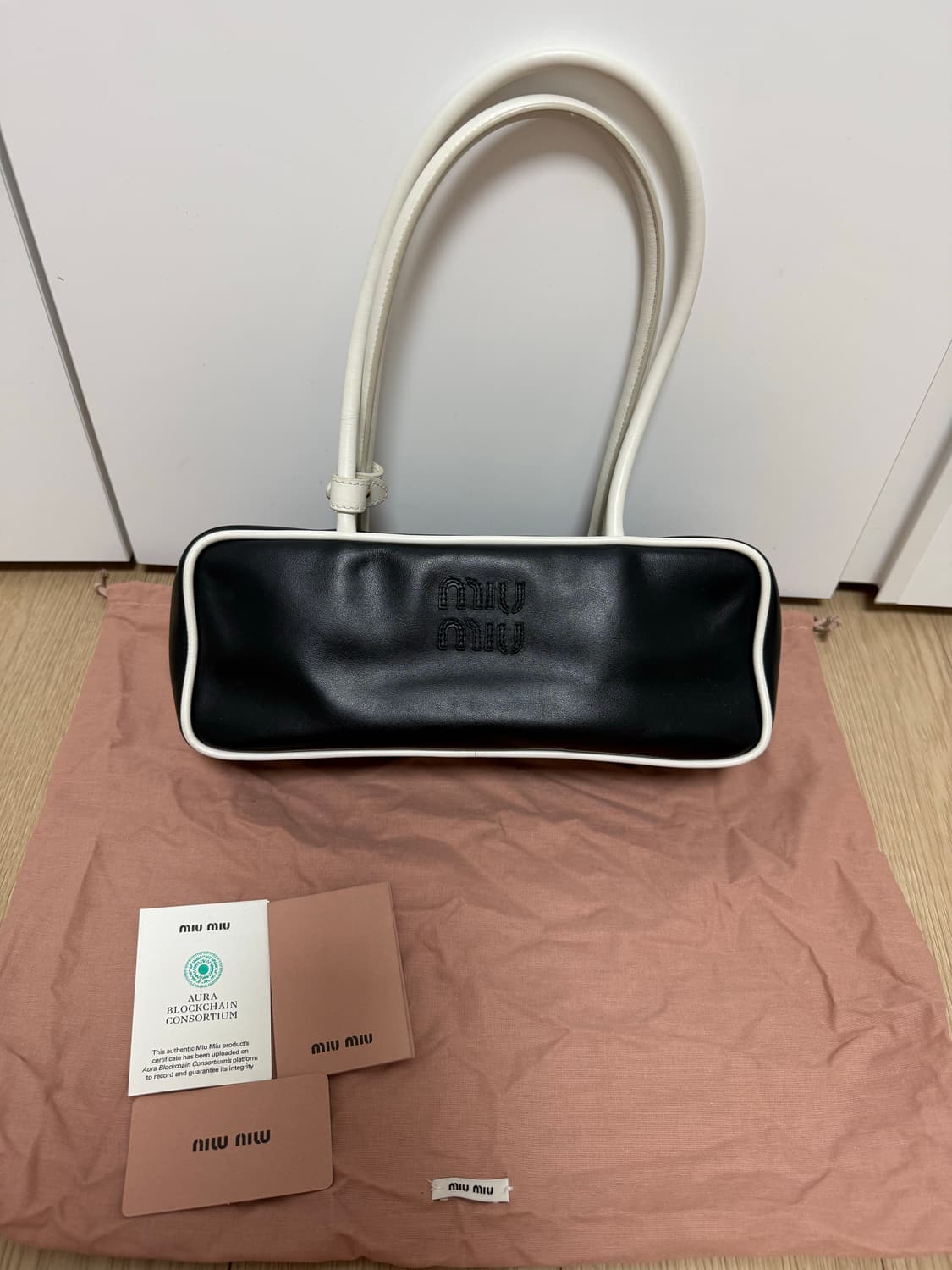 미우미우 보 엠보스 로고 레더 토트백 상품이미지2