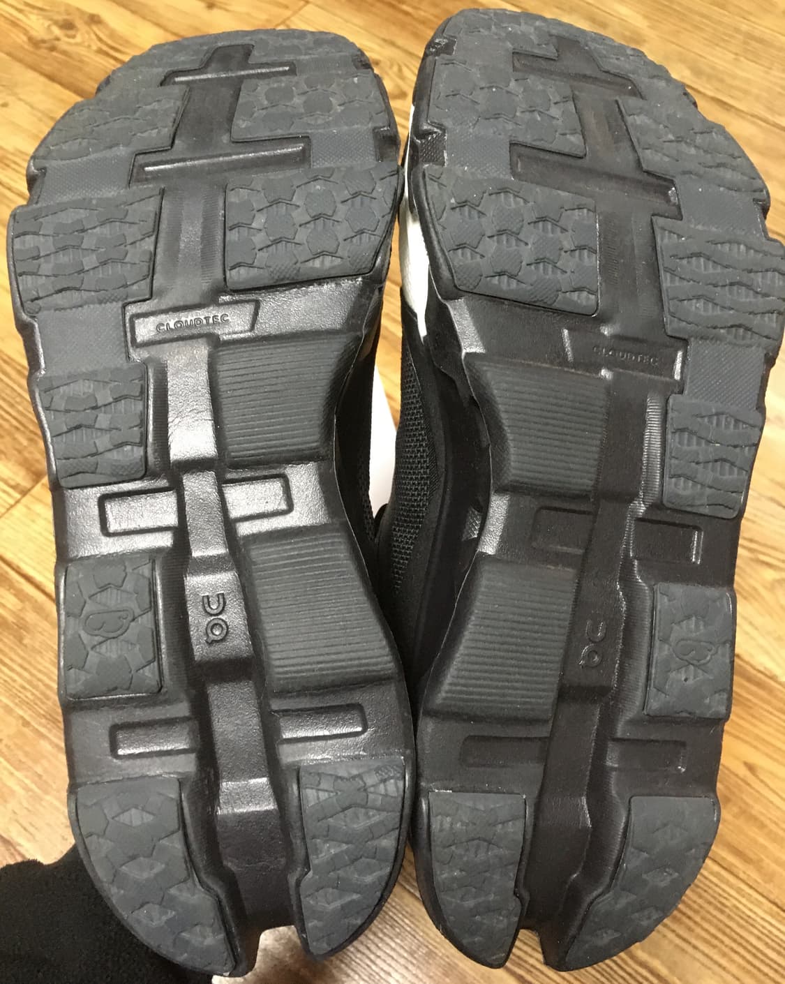 온러닝 파프 클라우드몬스터 하이퍼 블랙 판매합니다 상품이미지7