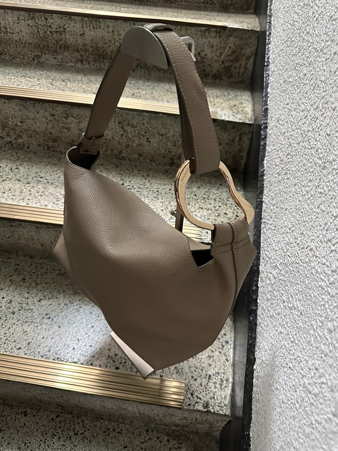르 베르니(Le Vernis) 소프트 슈링크 레더 호보백 no 상품이미지3