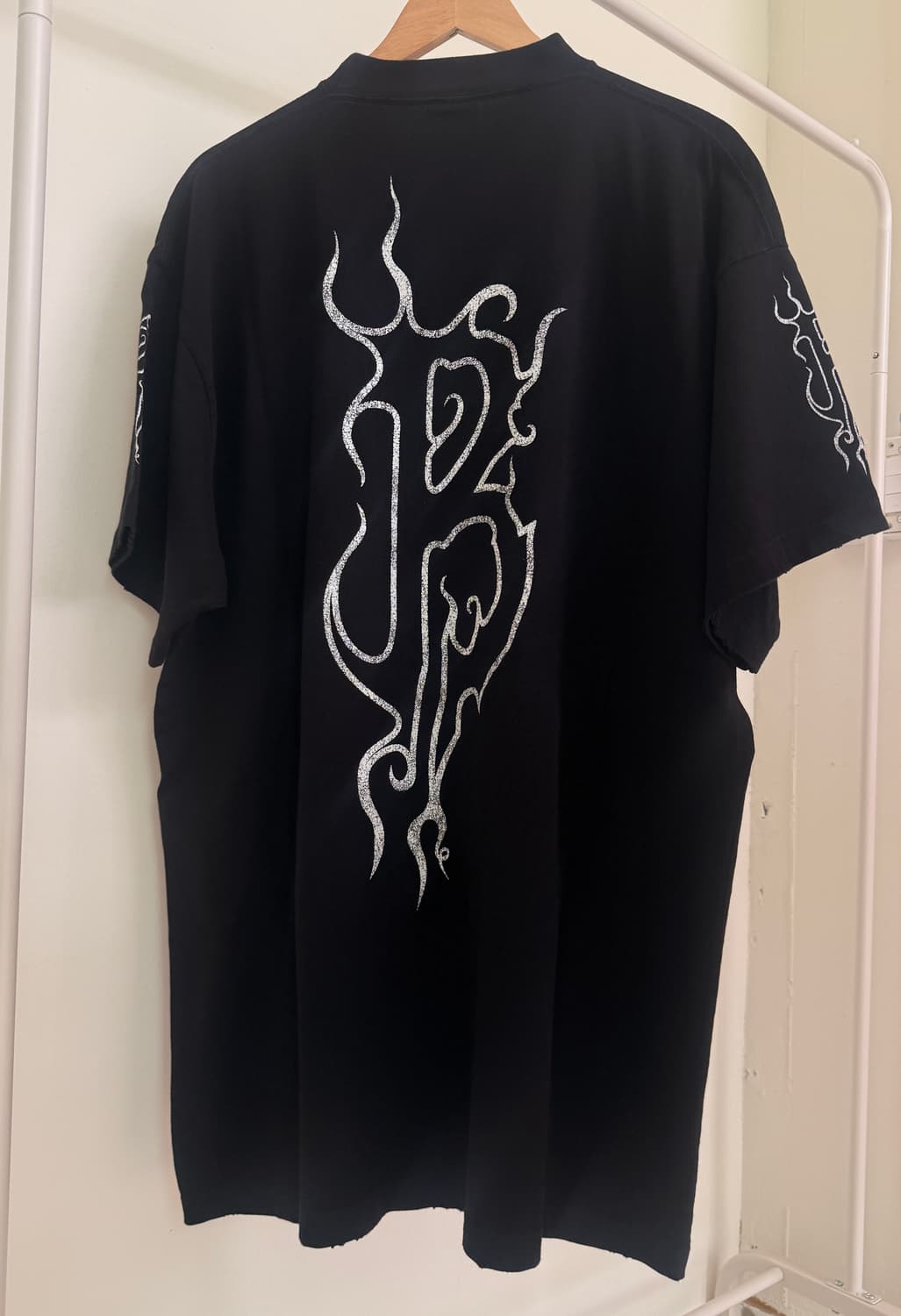 발렌시아가(Balenciaga)의 메탈릭 로고 프린트 티셔츠  상품이미지3