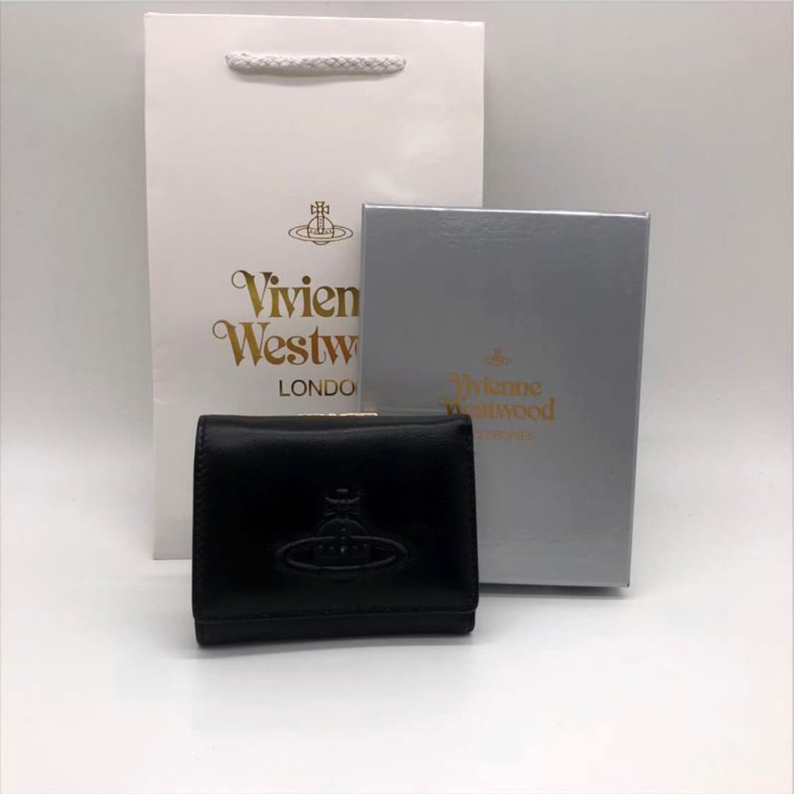 비비안웨스트우드 아카이브 앰보싱 orb 블렉 레더 하프월렛 반지갑 상품이미지1