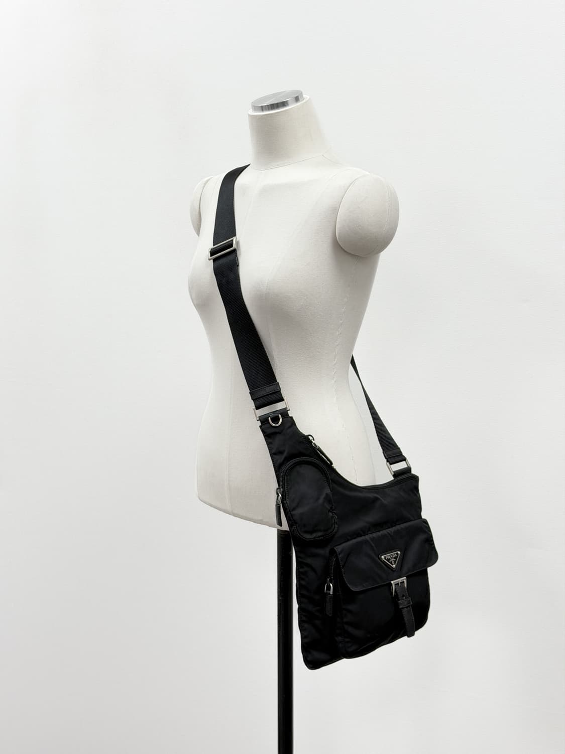 프라다 나일론 멀티 포켓 크로스백 상품이미지3