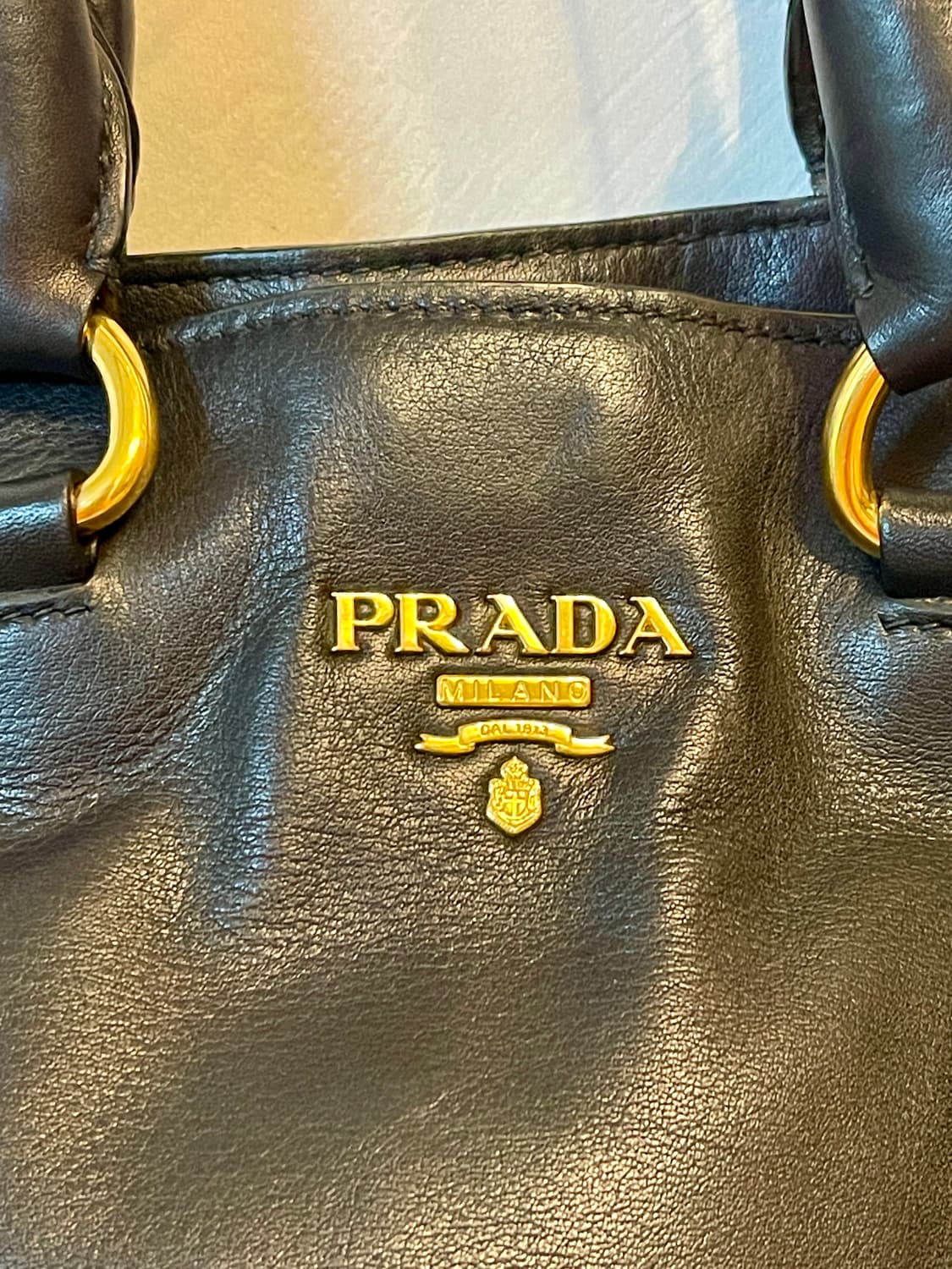 프라다 Prada BN1713 블랙 소프트 카프 금장 로고 투웨이 백 상품이미지2