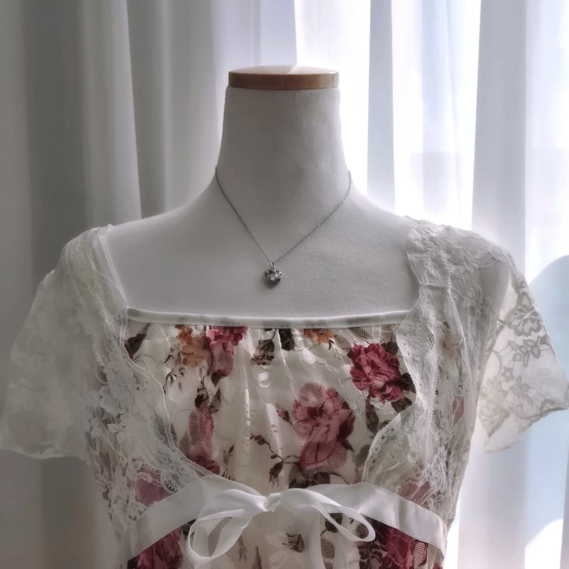 리즈리사깔 플로럴 레이어드 리본 슬리브리스 볼레로 탑 상품이미지2