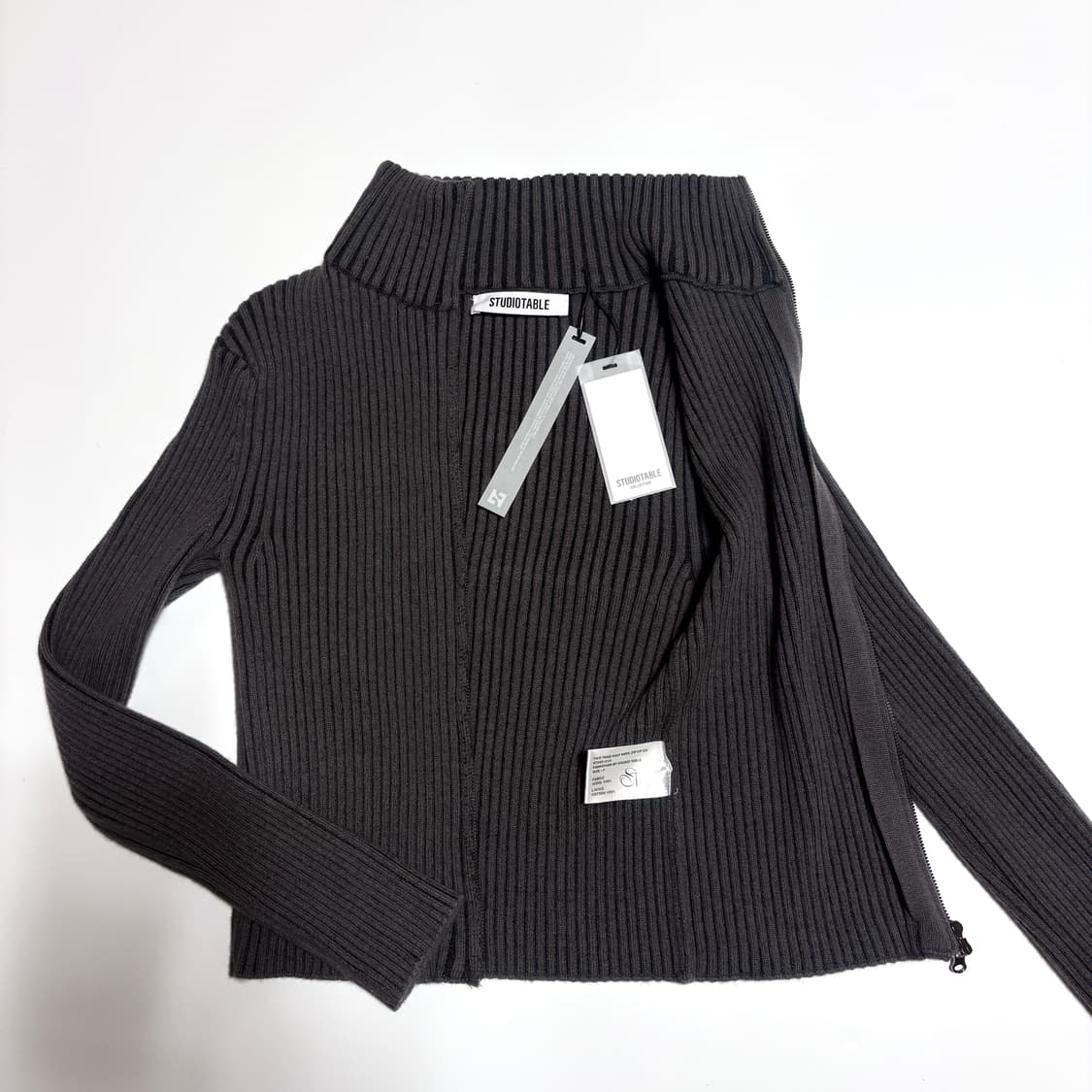 STUDIO TABLE 스튜디오테이블 투톤 하프넥집업 차콜 상품이미지5