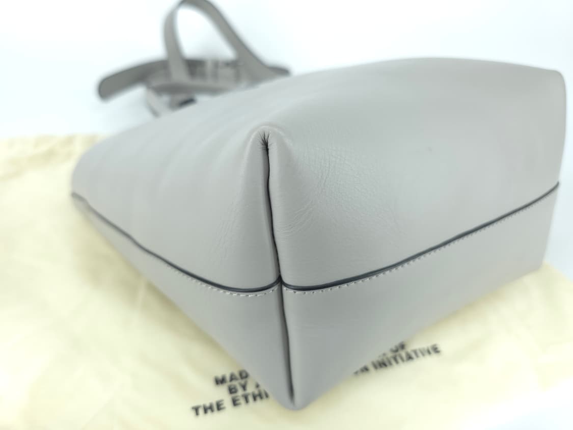 비비안웨스트우드 스튜디오 소가죽 쇼퍼 토트백 크로스백 그레이
 상품이미지8