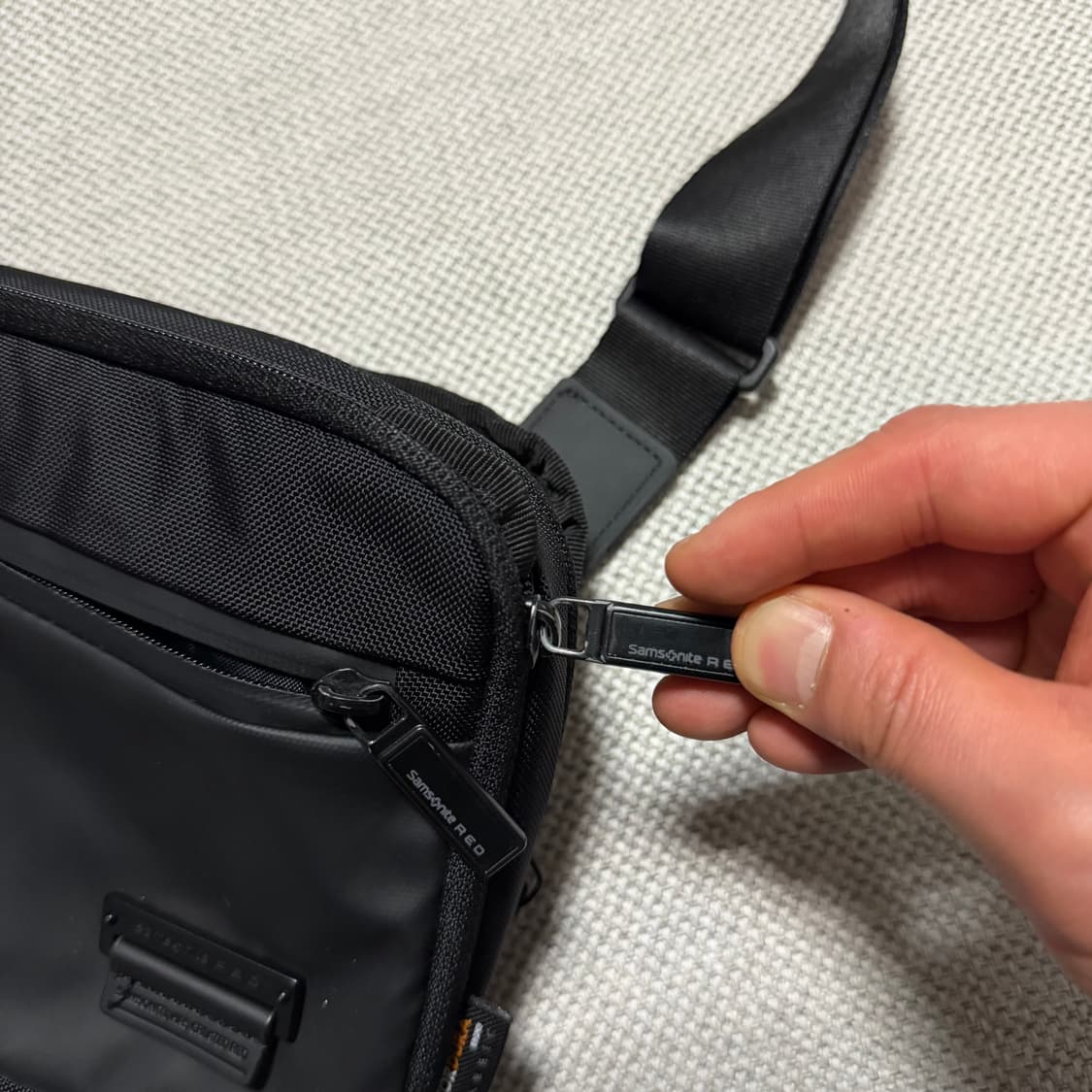 쌤소나이트 RED 블랙 크로스백 상품이미지3