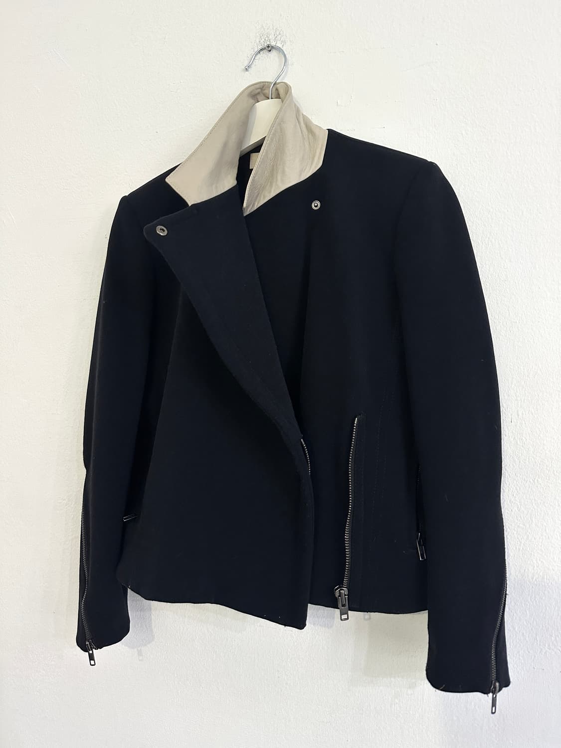 헬무트랭 사선 지퍼 램스킨 트리밍 크롭 자켓 상품이미지4