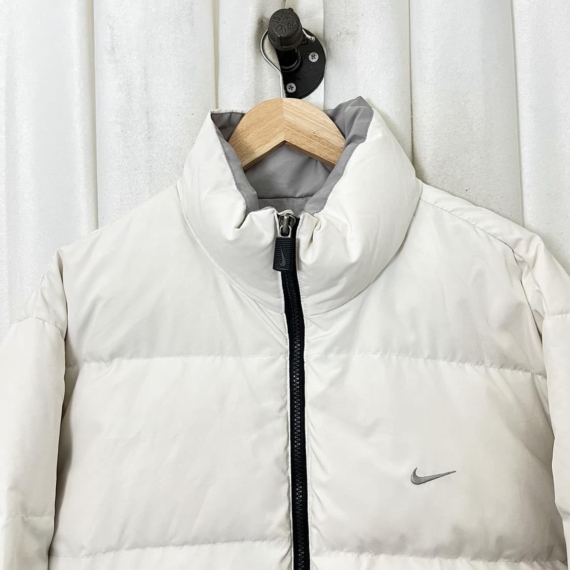 나이키 화이트 그레이로고 패딩 점퍼  상품이미지2