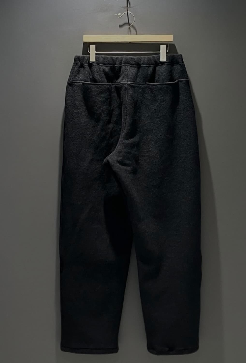 코모리 울 펠트 팬츠 - 차콜 상품이미지2
