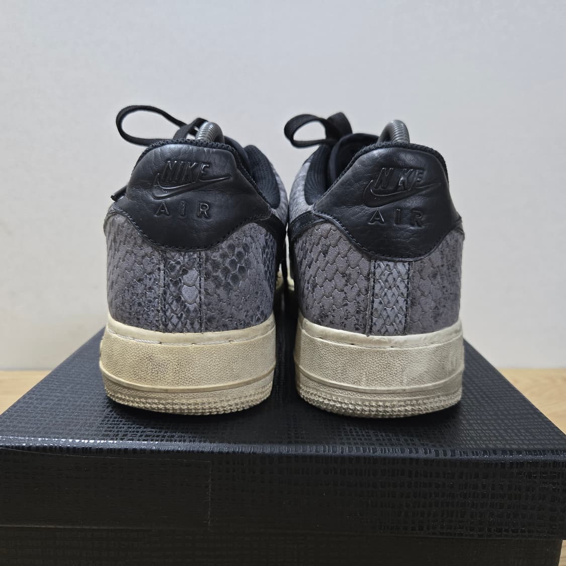 265 나이키 에어포스1 07 LV8 블랙 뱀피 상품이미지4