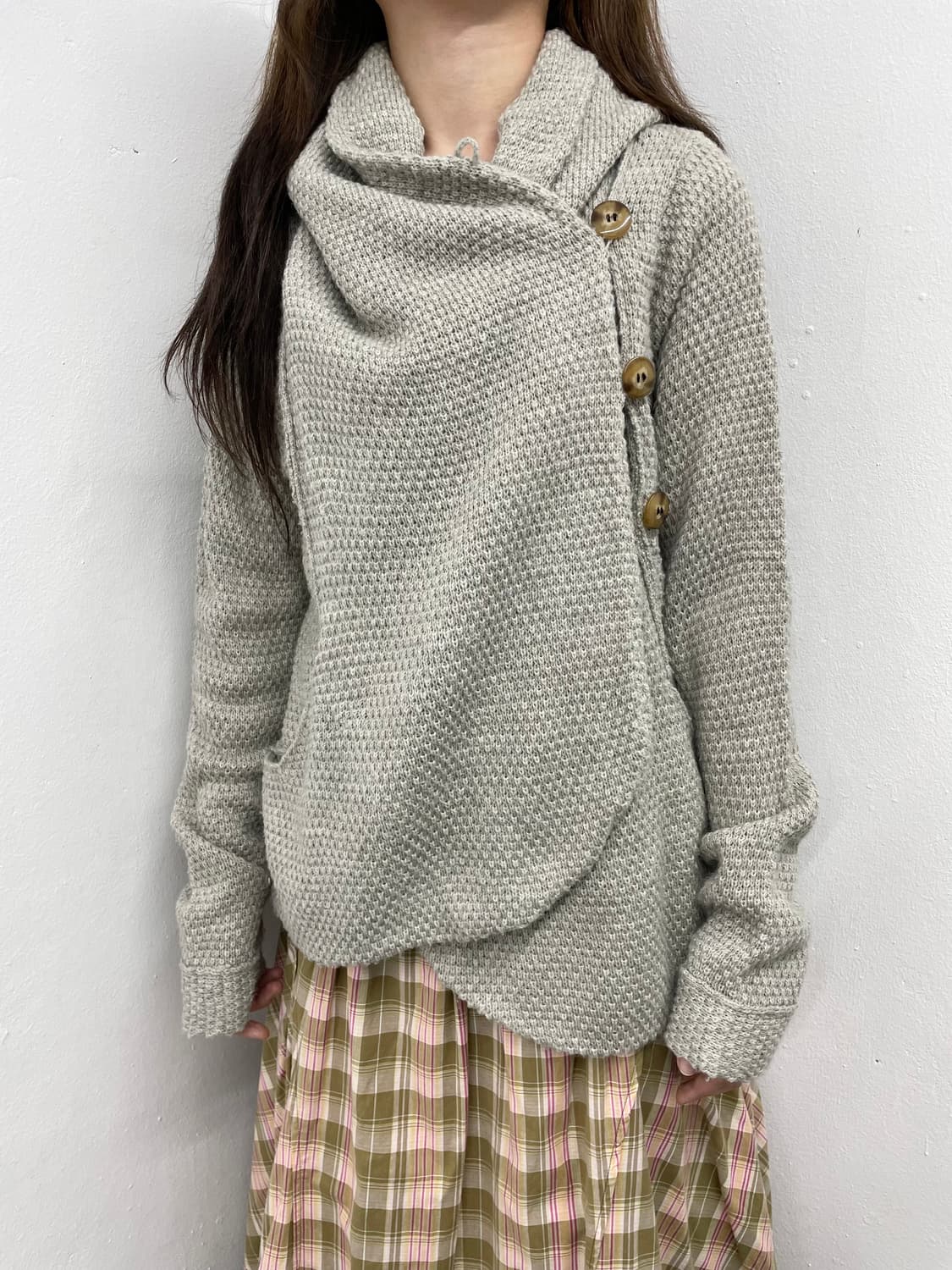 아방가르드 버튼 디테일 울 블렌디드 가디건 상품이미지1