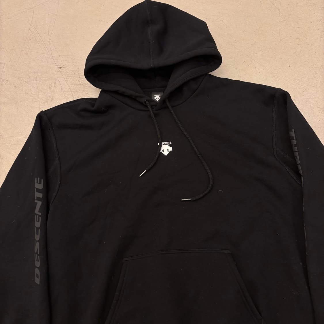 데상트 센터로고 사이드라인 후드티 상품이미지2