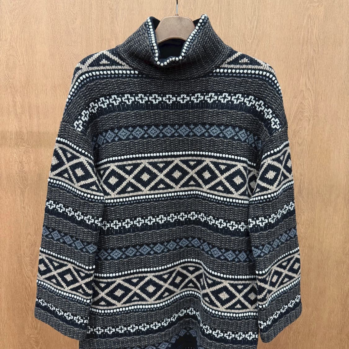 페이 하이넥 롱 니트 에스닉 기하학 패턴 레더 프린지 디테일 루즈핏 차콜 상품이미지4