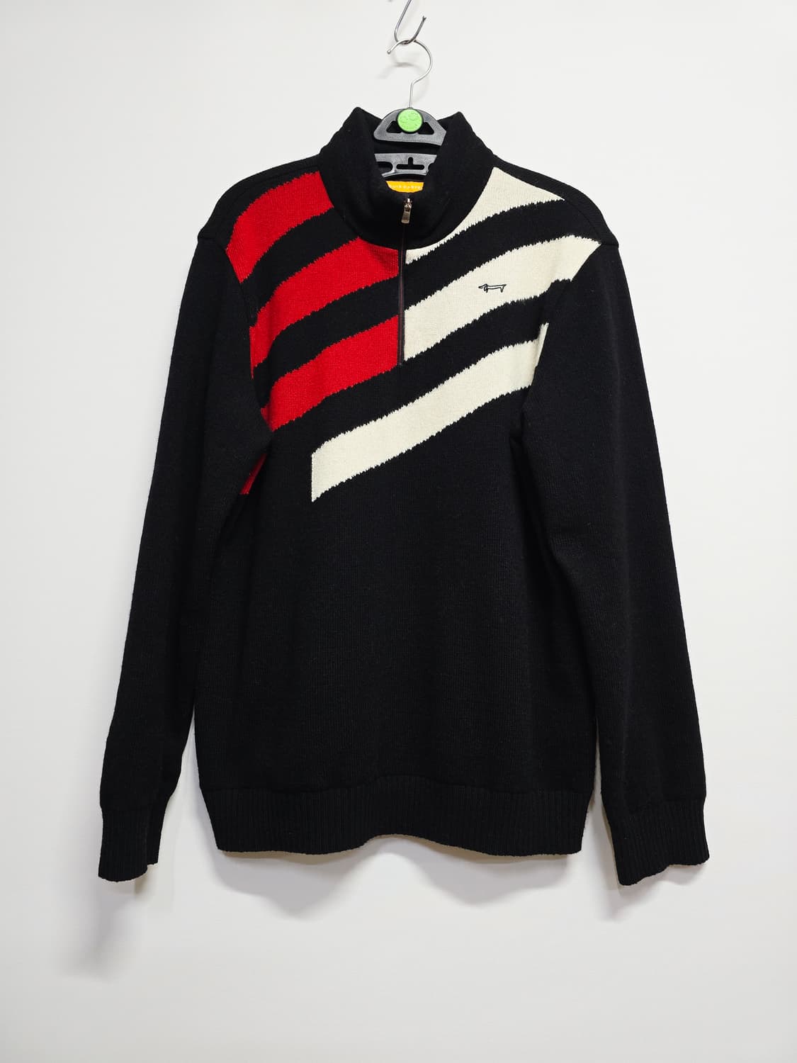 루이까스텔 블랙/레드 방풍 반집업 니트100 상품이미지1