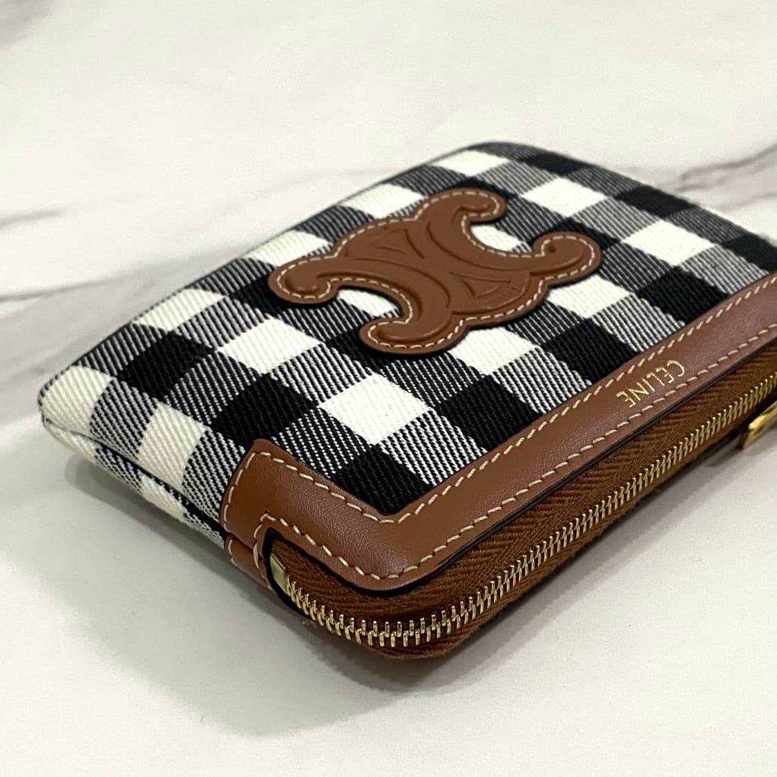 새상품급 셀린느 코인 퍼스 비쉬 파우치 카드지갑 10C662GI2 상품이미지3