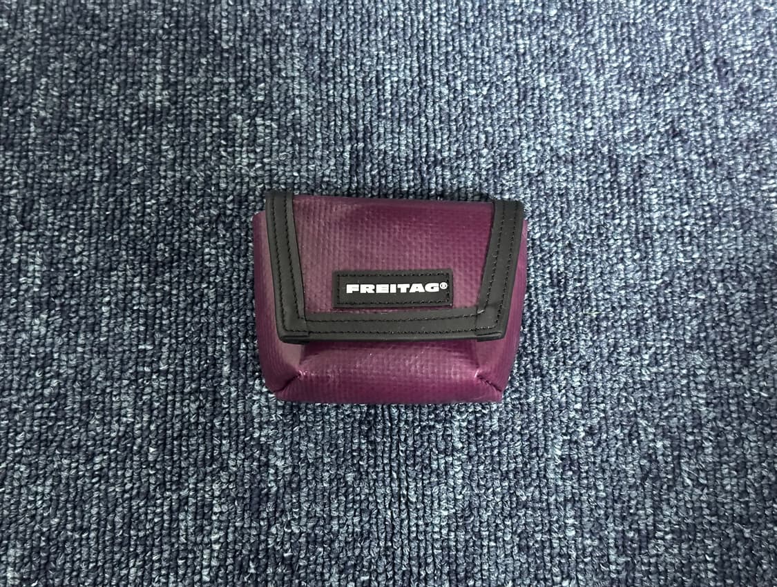 새제품 Freitag 프라이탁 와인색 미니 메신저 키링(에어팟) 상품이미지8
