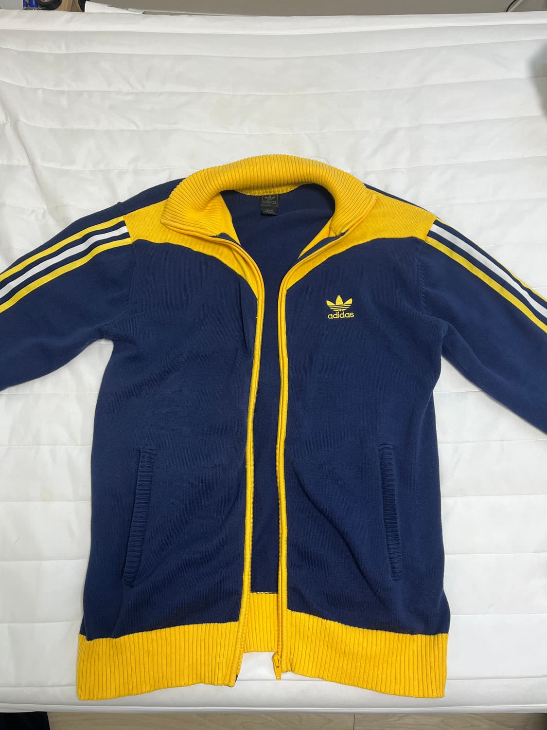 아디다스 삼선 트레포일 로고 배색 니트집업 네이비&옐로우 상품이미지3