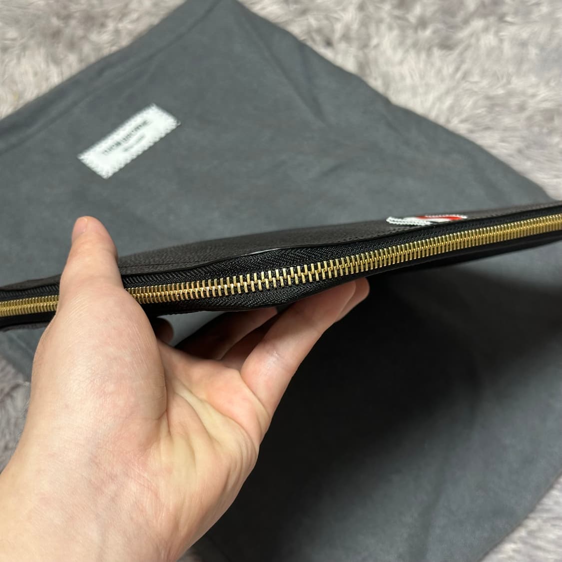 [정품 OS] 톰브라운 삼선탭 페블 그레인 클러치 블랙 상품이미지8