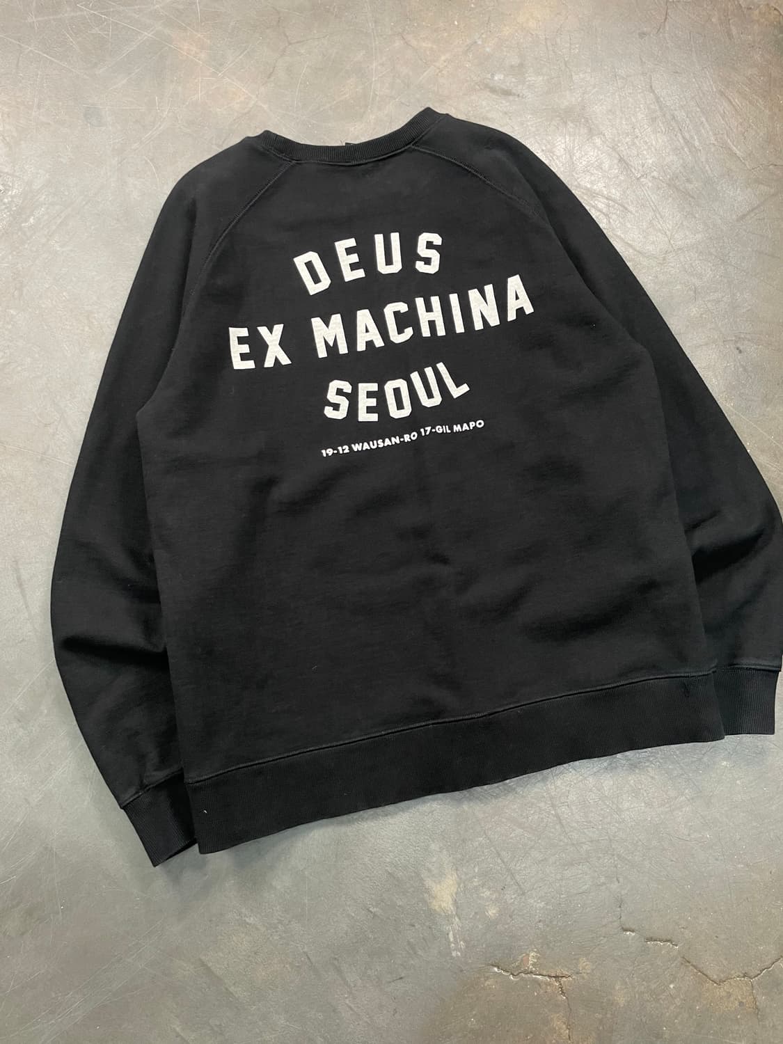 데우스 실드로고 스웻셔츠 상품이미지2