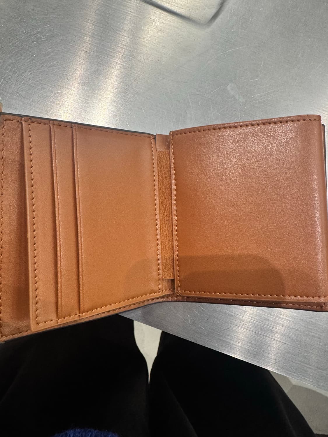 셀린느 트리옹프 캔버스 & 램스킨 스몰 스트랩 월렛 탄 상품이미지4