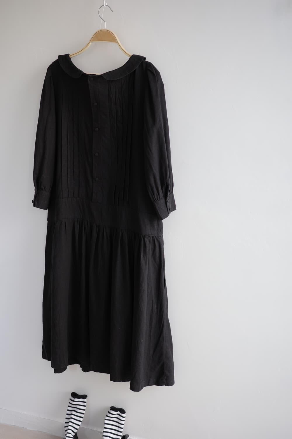 le ciel 
• 블랙 린넨 둥근카라 핀턱 주름 롱 원피스 상품이미지10