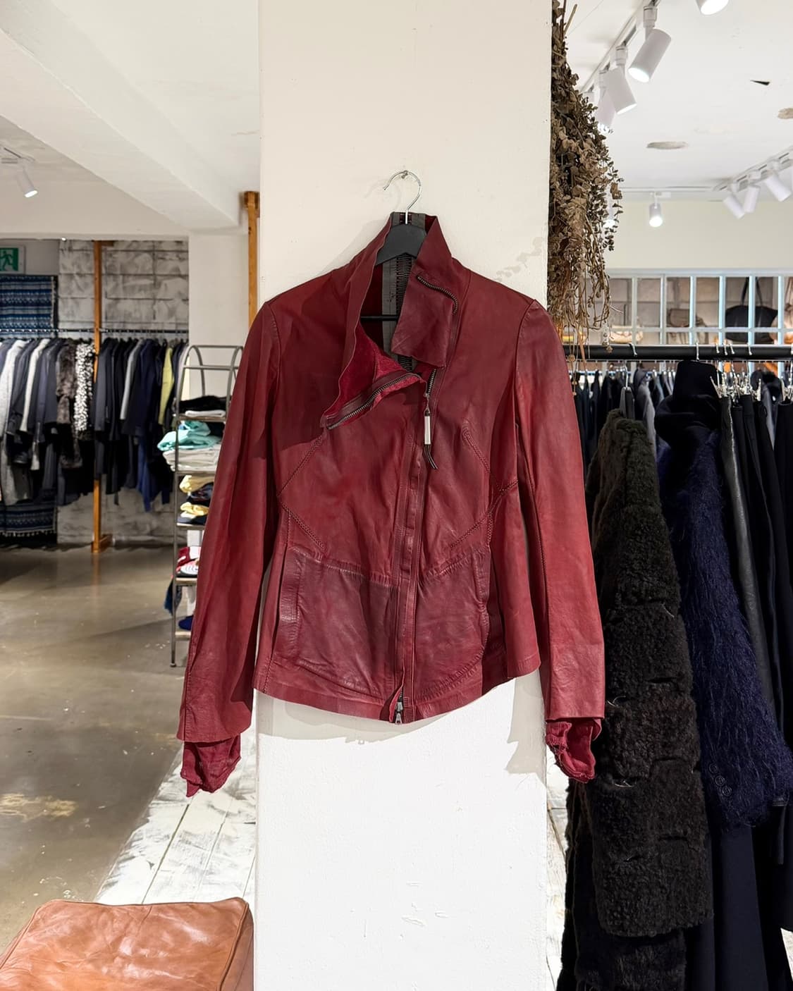 아이작 세럼 레드 하이넥 백지퍼 카우하이드 자켓 상품이미지2