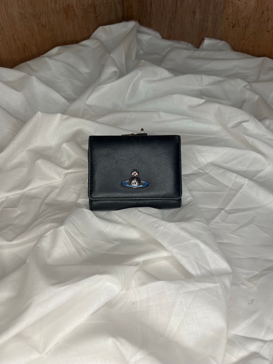 비비안 웨스트우드 오브 로고 레더 키스락 지갑 상품이미지1