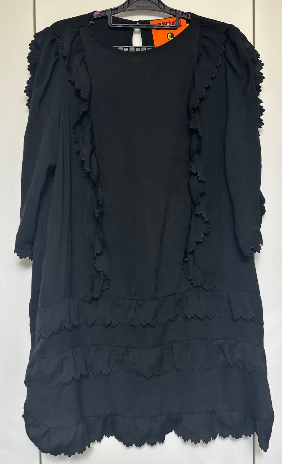 럭키슈에뜨 검정색 프릴 장식 원피스  상품이미지1