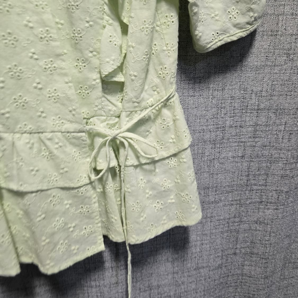 게스 펀칭 블라우스 프릴 반팔  상품이미지3