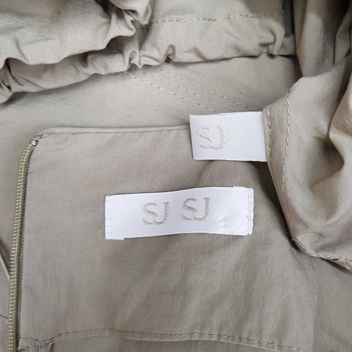 한섬 SJSJ 2023 드로우 스트링셔츠 점퍼 슬리브리스 원피스 세트 상품이미지9