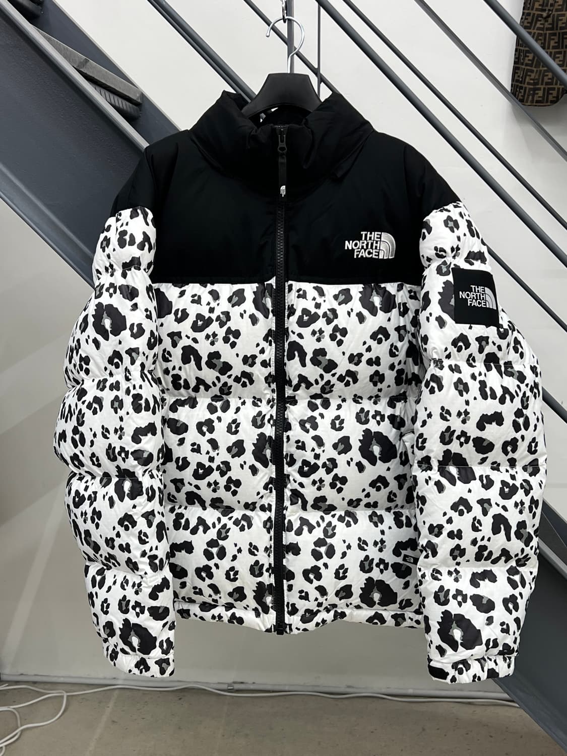 노스페이스 화이트라벨 레오파드 눕시 패딩 상품이미지1