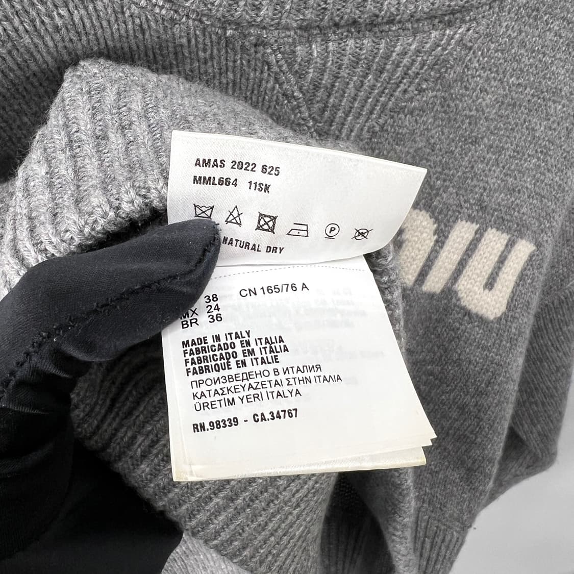 [38사이즈] 미우미우 로고 크롭 캐시미어 니트 그레이 (MML664) 상품이미지5