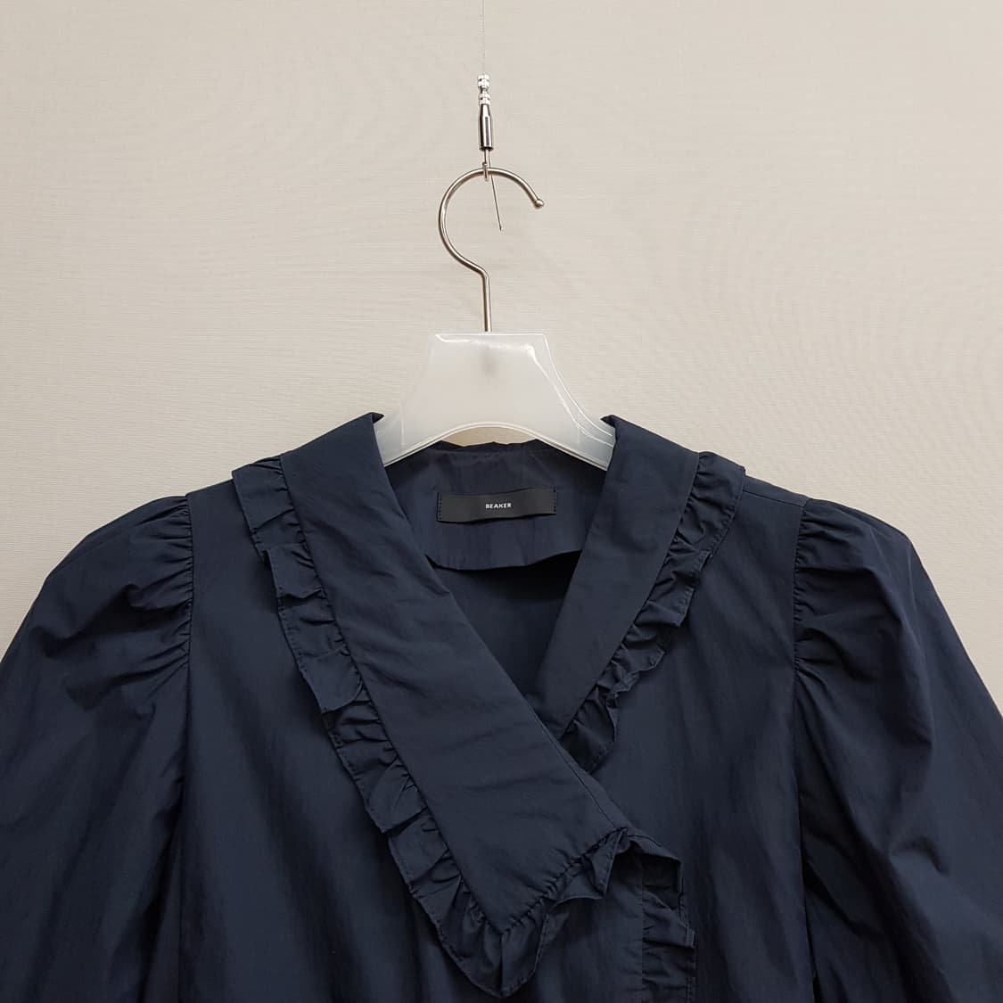 비이커 BEAKER 2022 프릴 브이넥 버튼 디테일  원피스 0사이즈 상품이미지2