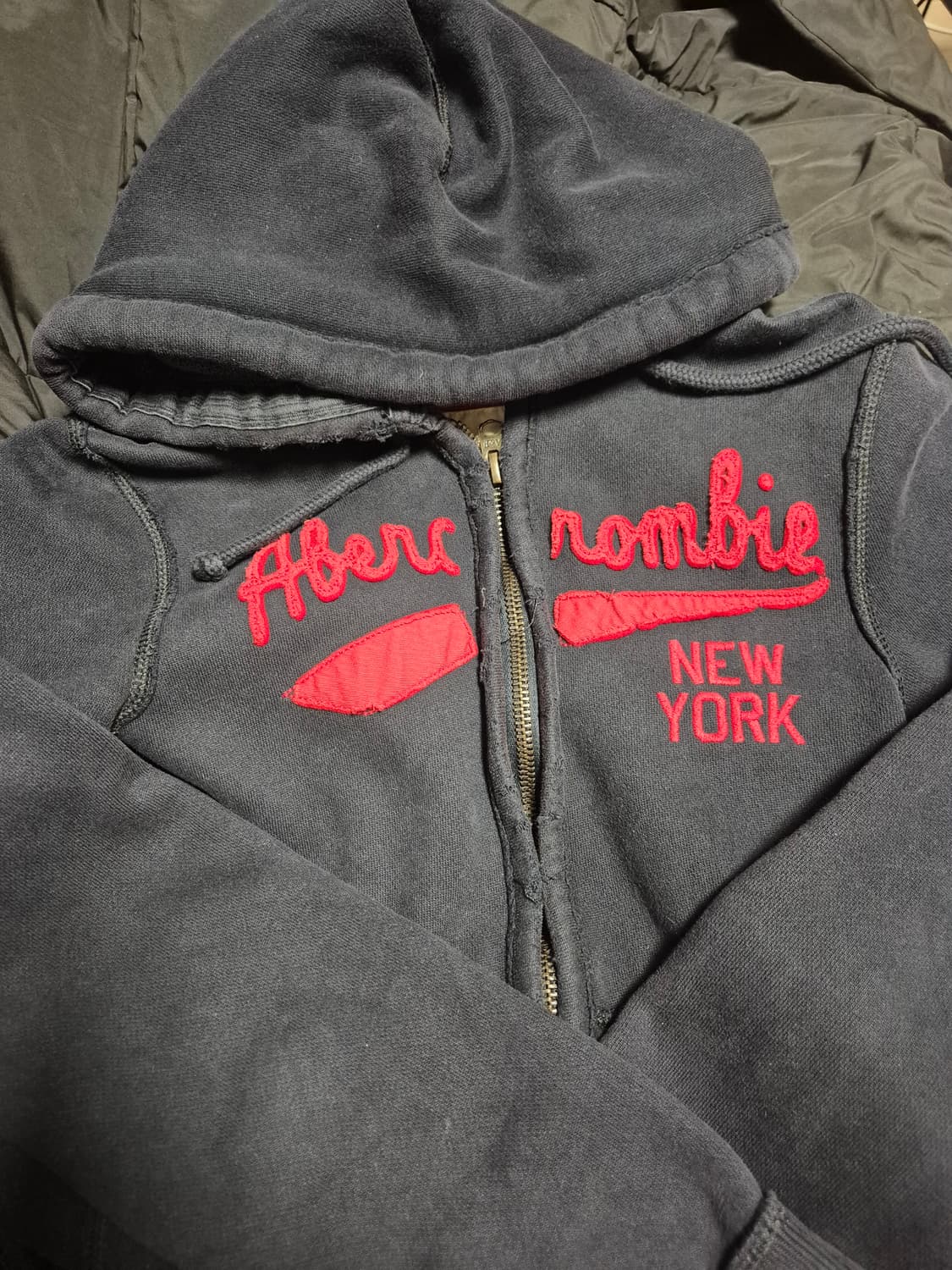 아베크롬비 머슬핏 뉴욕 로고 후드집업 네이비 레드 S 상품이미지2