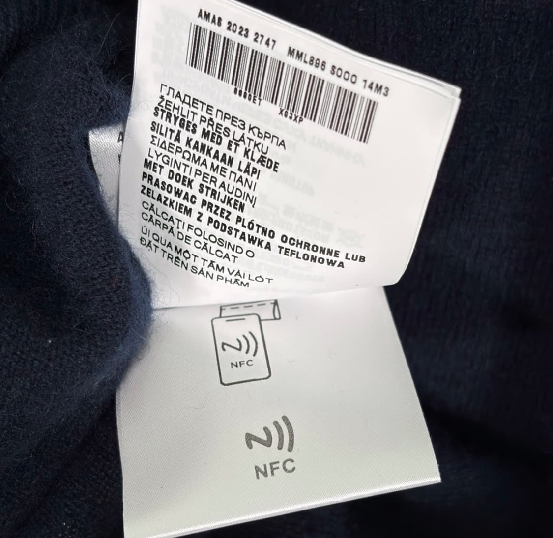 [36] 미우미우 여성 캐시미어 로고 폴로 카라 니트 반팔 티셔츠 네이비 상품이미지10