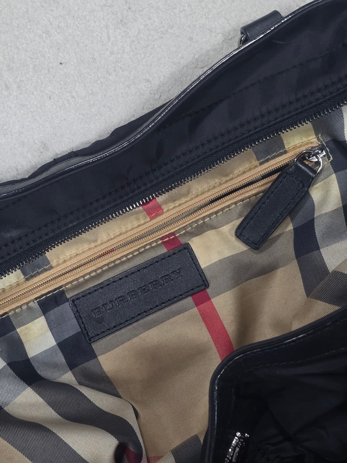 버버리 버클레이 나일론 금속장식 토트백  상품이미지8