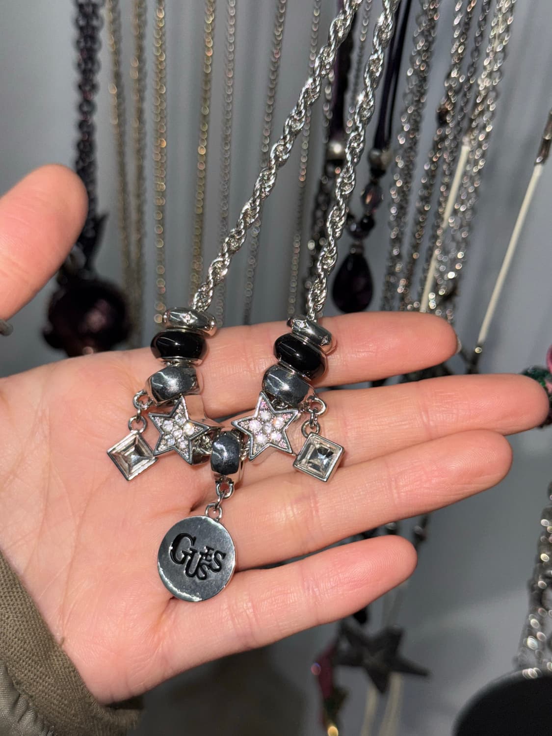 게스 로고 드롭 큐빅 네크리스 상품이미지5