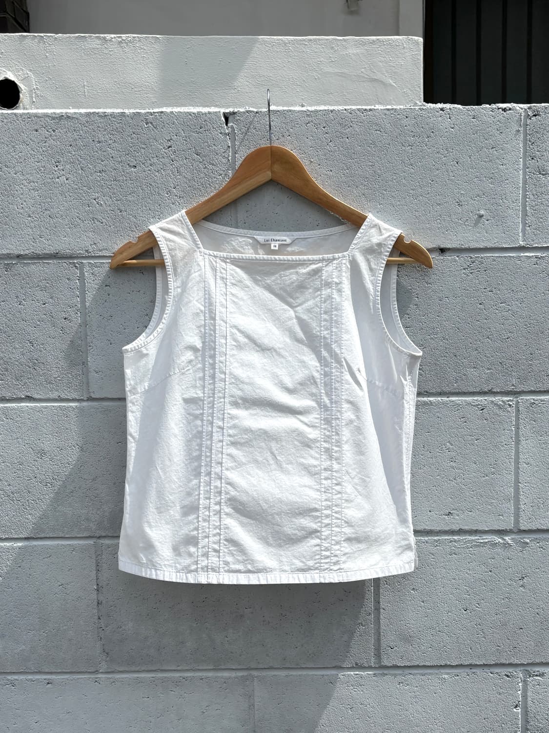 화이트 핀턱 슬리브리스 블라우스 상품이미지1