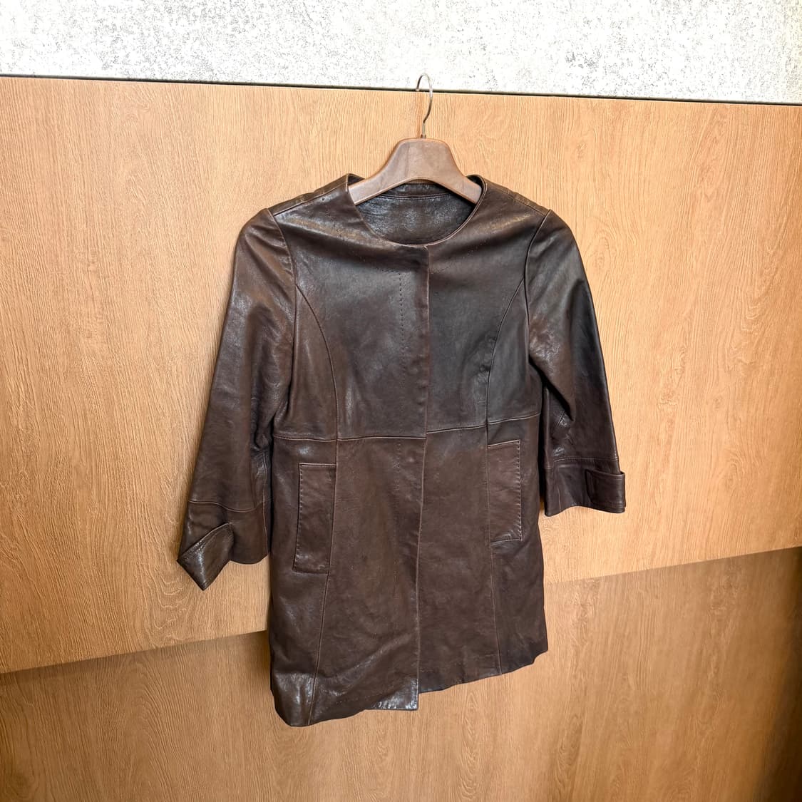 빈티지 레더 자켓 노카라 7부 소매 히든 버튼 디테일 레귤러핏 브라운 상품이미지1