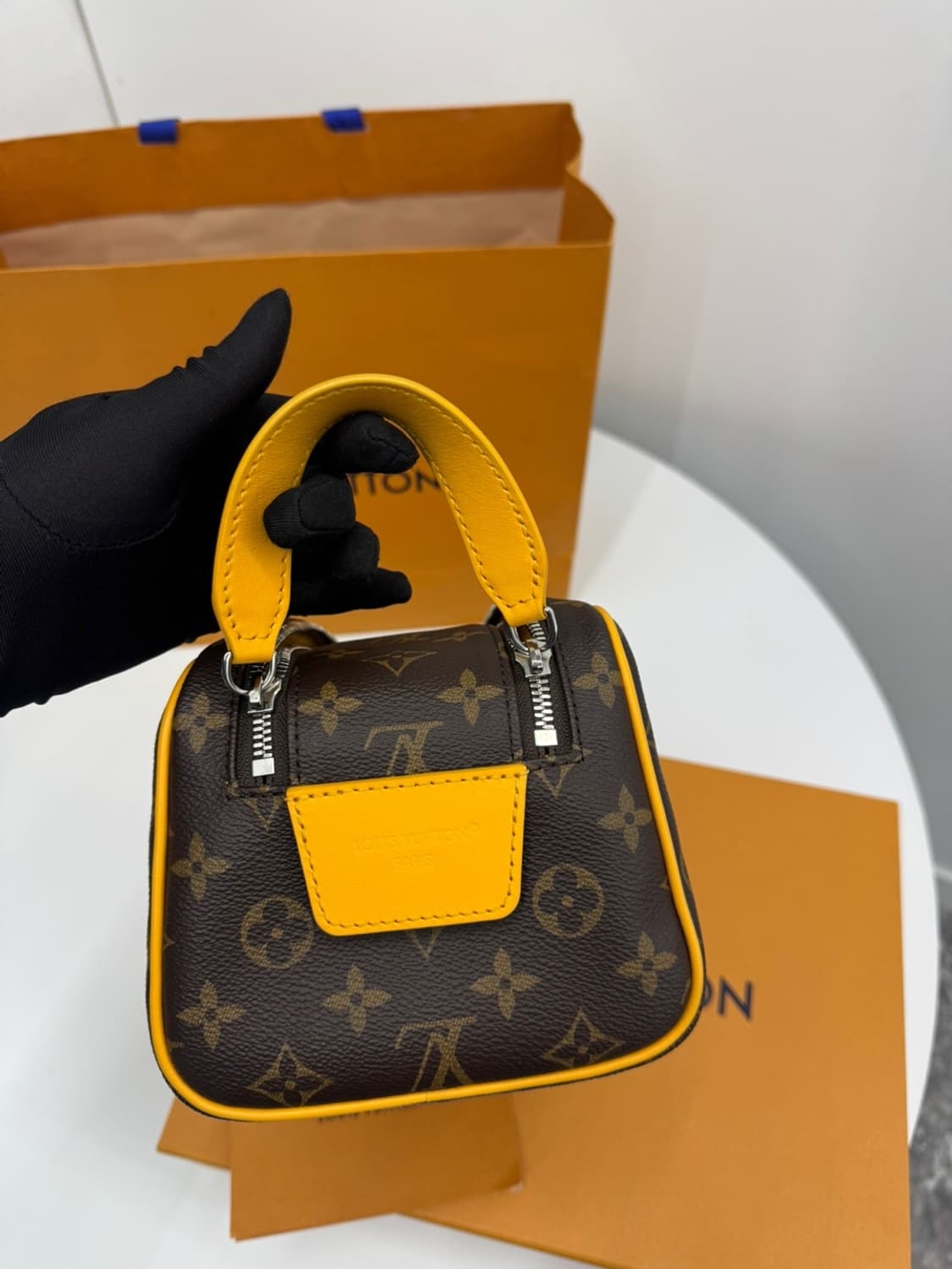 [백화점] 루이비통 돕 키트 토일렛 파우치 사프란 옐로우  상품이미지6