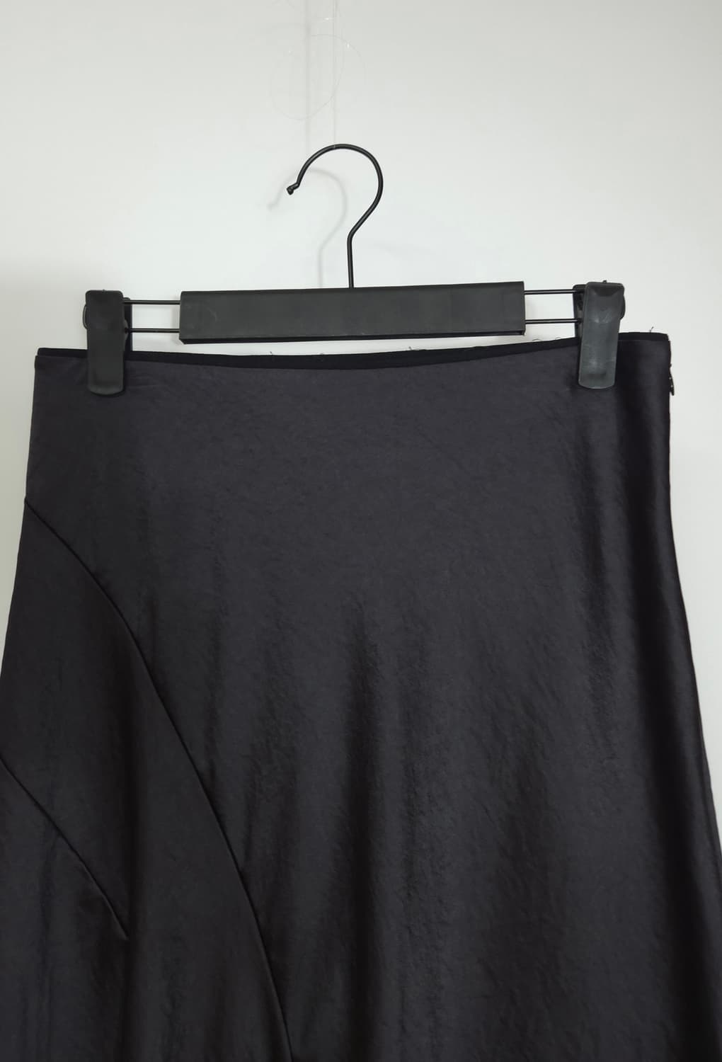 한섬 시스템 실키 텍스처 언밸런스 플레어 스커트 67-98 상품이미지2