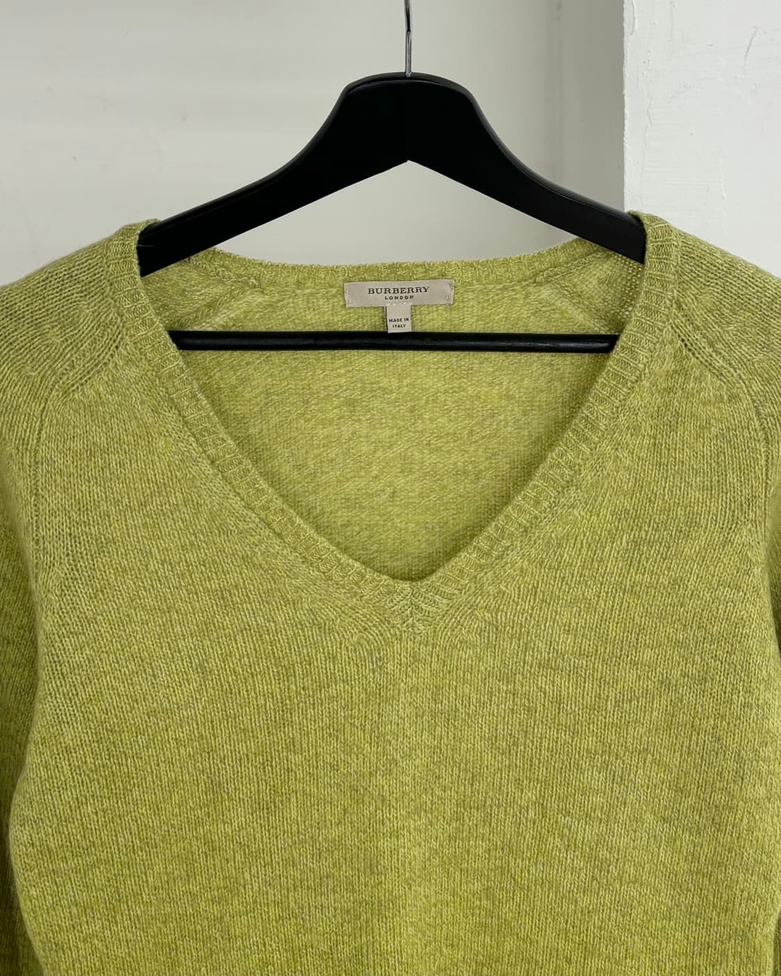 버버리 라임 그린 브이넥 니트 상품이미지2