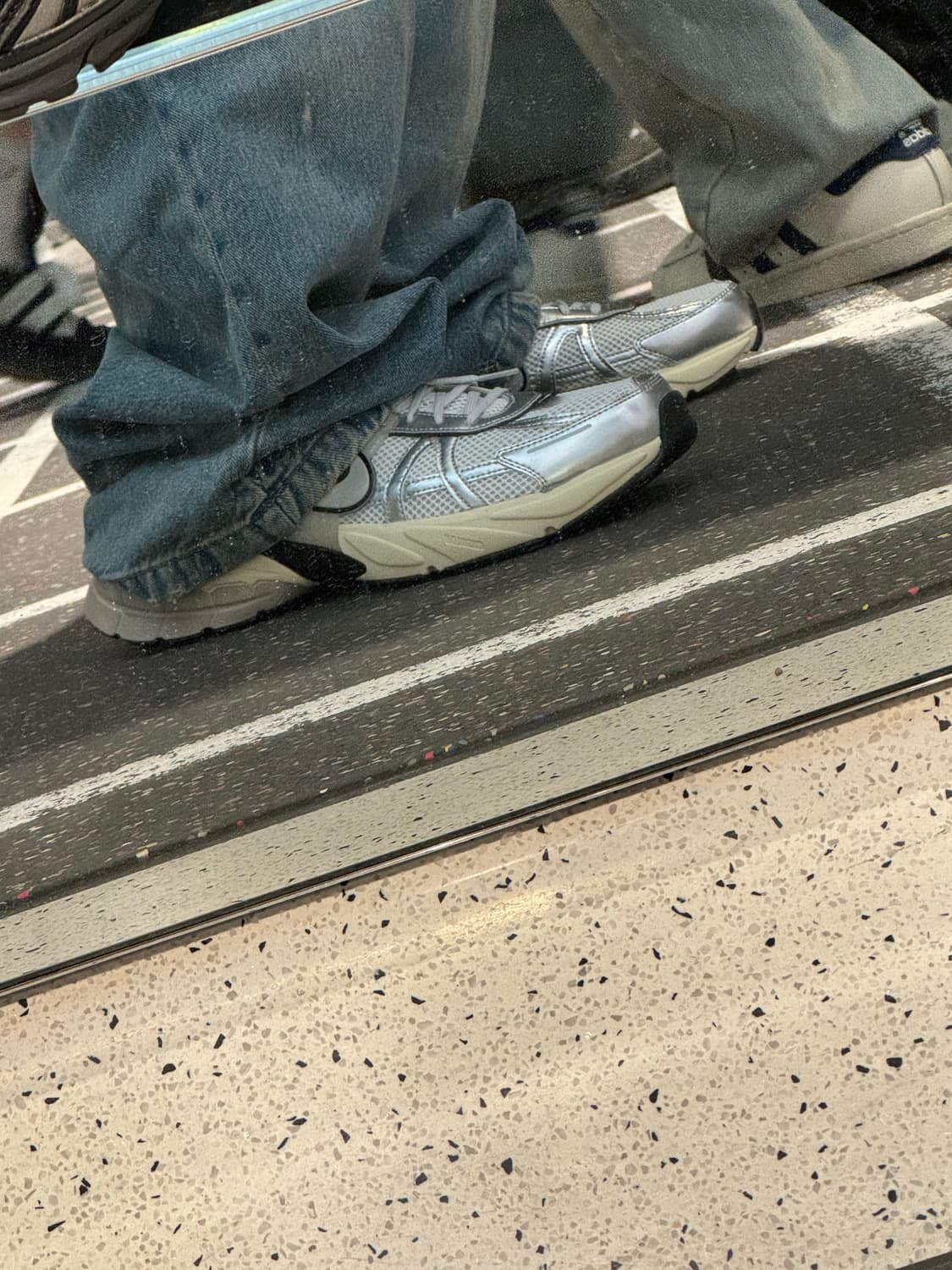 나이키 V2K런 WHITE/METALLIC SILVER 300 상품이미지9